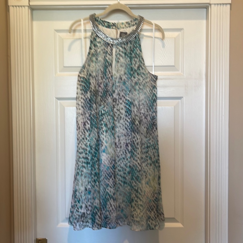 Stunning neckline detail 👗 dress!